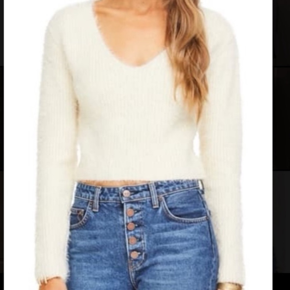 ASTR the Label V-Neck off white/cream sweater (cropped)